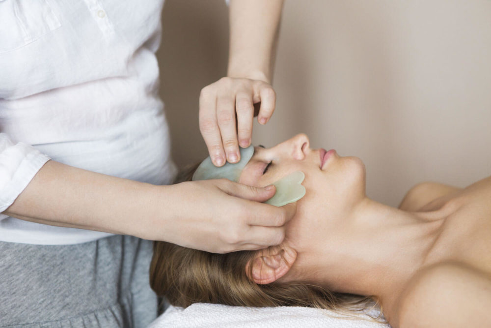 Gua-Sha-Methode, Foto Dasha Petrenko, Shutterstock